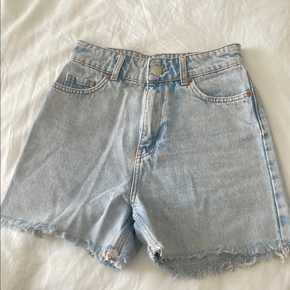 Zara Womens light wash denim wash high-waisted cut-off shorts